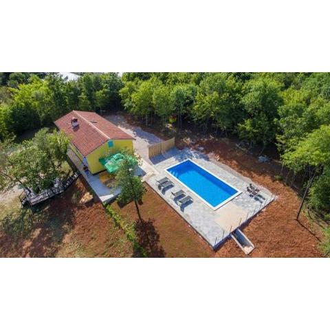 Beautiful villa Eden with pool and jacuzzi immersed in the vegetation