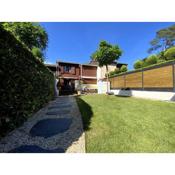 Belle maison au milieu des pins