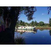 Détente au bord de l'eau .