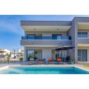 Holiday House Lipa with Private Pool
